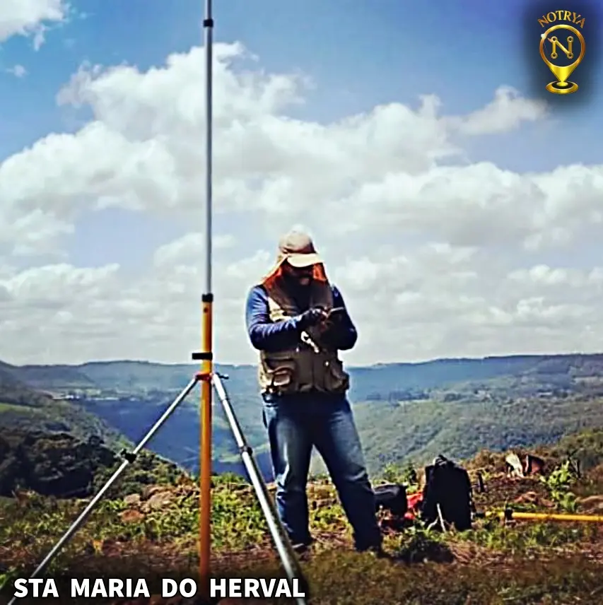 Levantamento topográfico com equipamento GNSS em área de relevo